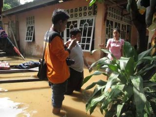 Relawan RZ saat menyalurkan bantuan kepada korban banjir di Kab. Solok, Padang.  (bigsmile/rz)