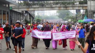 Acara Tebar Hijab saat Car Free Day Jakarta, Ahad (16/11/14). (http://antiliberalnews.com)
