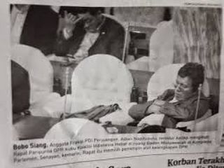 Pemberitaan angggota DPR RI yang juga kader PDIP, Adian Napitupulu tertangkap kamera sedang tidur saat sidang. (article.wn.com)