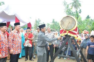 Gubernur Sumatera Barat, Irwan Prayitno saat memukul bedug tanda dibukanya acara MTQ ke-XXXVII di Pesisir Selatan, Sumbar. (pks)