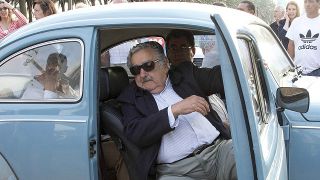 Presiden Uruguay, Jose Mujica bersama mobil VW kesayangannya.  (bbc.co.uk)