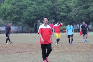 Anggota DPR RI, Almuzzammil Yusuf sesaat setelah bertanding sepakbola bersama tim DPR melawan tim dari wartawan, Selasa (11/11) sore. (pks.or.id)