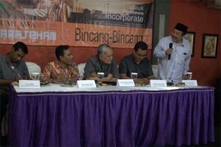Sarasehan dan Bincang-Bincang  Sumbawanews bertemakan Sinergi Keberadaan  Pertambangan untuk Membangun Sumbawa Incorporate di Kawasan Taman Ismail Marzuki (TIM) minggu (9/11/14) sore. (sumbawanews)