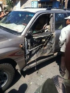 Mobil yang terkena ledakan bom di kota Ta'izz. (almoslim)