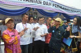 Walikota Depok saat mengunjungi pameran budidaya ikan hias, Depok, Kamis (6/11). (pks.or.id)