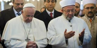 Paus Fransiskus didampingi ulama besar Turki, Mufti Rahmi Yaran.  (dream.co.id)