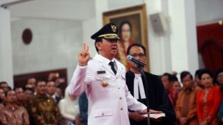 Basuki Tjahaja Purnama saat dilantik di Istana Negara, Jakarta. Rabu (19/11/14).  (beritasatu.com)