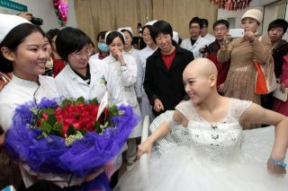 Pernikahan  Yu dan Fan di rumah sakit tempat Fan di rawat.  (shanghaiist.com/dream.co)