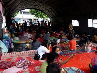 Korban kebakaran di jalan baru Waihaong. kecamatan Nusaniwe, Ambon tinggal di tenda-tenda pengungsian.  (edi/nisa/PKPU)