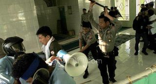 Aksi brutal Polisi ketika membubarkan unjuk rasa mahasiswa di Pekanbaru.  (jpnn.com)