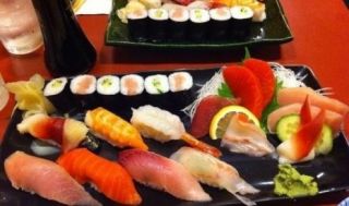 Sushi, makanan khas Jepang yang diburu wisatawan (republika.co.id) 