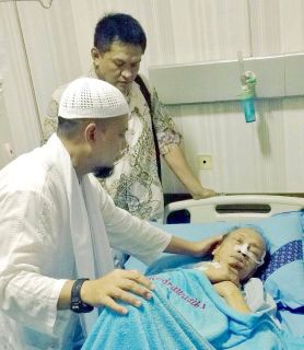 Ustadz Muhammad Arifin Ilham ketika menjenguk Tessy di RS. Polri, Jakarta. (Facebook)