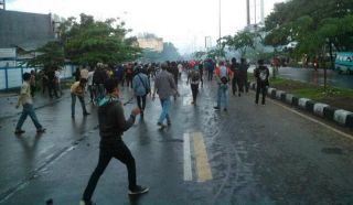 Mahasiswa UMI saat terjadi bentrok dengan polisi (Moeh Bakrie/Okezone)