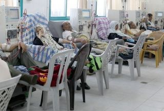 Para pasien dirawat di rumah sakit Gaza dengan fasilitas terbatas. (okezone.com)