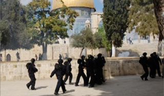 Tentara Zionis Israel menistai masjid suci Al-Aqsha. (aljazeera.net)