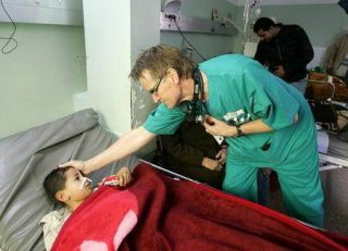 Mads Gilbert, dokter asal Norwegia yang terpanggil membantu para korban dari agresi Israel di Gaza. (islammemo.cc)