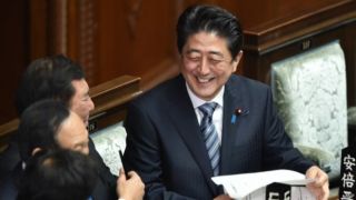 Shinzo Abe akan menunjuk kabinet baru setelah pemilihannya disahkan majelis tinggi (bbc.co.uk)