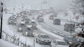 Kemacetan sepanjang 25 kilometer terjadi dekat Stuttgart akibat salju (BBC)