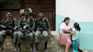 Tentara Bolivia istirahat dalam sebuah operasi (reuters)