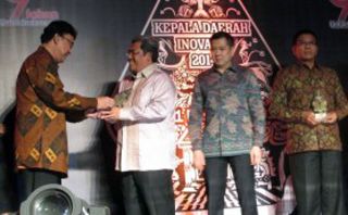 Gubernur Jawa Barat Ahmad Heryawan saat menerima penghargaan Kepala Daerah Inovatif 2014.  (bpmpt.jabarprov.go.id)