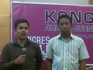 Ketua Aliansi Jurnalis Independen (AJI) Suwarjono (kemeja putih) dan Sekjen AJI Arfi Bambani Amri. (timlo)