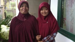 Intan Afriyati (kanan) dan Nazariyah (kiri) ditemui di rumah mereka di Desa Kadju, Aceh Besar (BBC)
