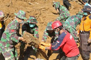 Tim Rescue PKPU bersinergi dengan anggota TNI membantu korban longsor Banjarnegara.  (nisa/kis/pkpu)