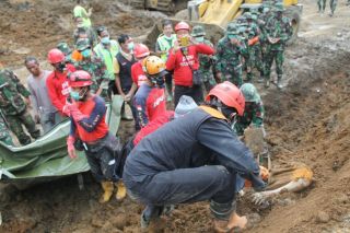 Proses Evakuasi dan Identifikasi terus dilakukan para relawan. (nisa/kis/pkpu)
