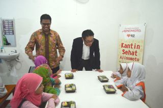 President Ajinomoto Sales Indonesia, CEO RZ dan Anak Juara Jakarta Timur pada acara Launching Kantin Sehat Ajinomoto. (Asih/rz)