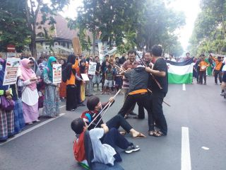 Aksi Teatrikal dalam Galang dukungan untuk palestina di Taman Bungkul Surabaya.  (Asih/rz)
