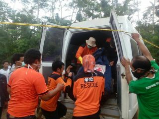 Relawan RZ sedang Mengevakuasi korban longsor banjarnegara.  (asih/rz)