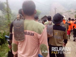 Relawan PKS saat membantu korban longsor Banjarnegara.  (RelawanPKSFoto.net)