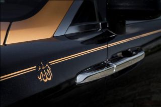 Rolls-Royce dengan inspirasi kiswah Ka'bah. (sabq)