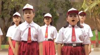Anak-anak SD sedang menyanyikan lagu "TV, Jasamu Tiada..." (youtube)