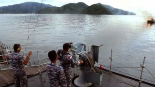 Tiga kapal asing itu ditembak oleh kapal Penyidik Pegawai Negeri Sipil (PPNS) bersama TNI Angkatan Laut dan Bakorkamla di perairan Anambas, Kepulauan Riau, Jumat (5/12/2014). (beritasatu.com)