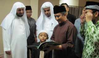 Ustadz Yusuf Mansur bersama imam masjidil haram syaikh saad alghamidi (kiri).  (republika.co.id)
