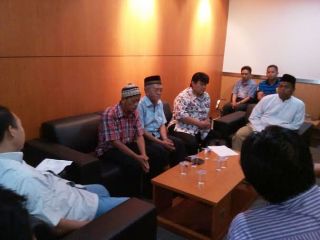 Ketua Fraksi PKS DPRD DKI Jakarta Selamat Nurdin (kiri) bersama Anggota FPKS DPRD DKI Jakarta lainnya Dite Abimanyu (kanan), menerima sejumlah perwakilan warga Rawamangun terkait penundaan relokasi tempat tinggal warga yang akan digusur, Selasa (23/12).