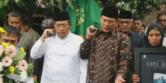 Gubernur Jabar Ahmad Heryawan bersama Bupati Sumedang Ade Irawan ikut menggotong keranda 'Guru Kalbu' Een Sukaesih, Sabtu (13/12/14).  (inilah.com)