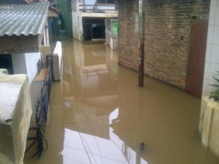 Banjir di Perumahan warga RT. 01/06 Kel. Cililitan Jaktim. (TMCPoldaMetroJaya)