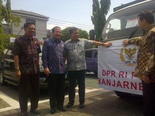 Rombongan DPR RI saat mengirimkan bantuan ke korban longsor Banjarnegara, Selasa (16/12). (pks.or.id)
