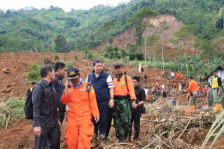Wakil Ketua DPR RI Fahri Hamzah ketika mengunjungi lokasi longsor di Banjarnegara, Rabu (17/12). (pks.or.id)