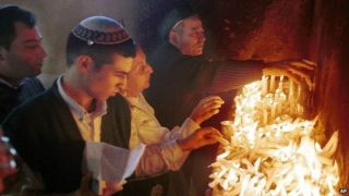 Umat Yahudi dari Israel dan Maroko sering berziarah ke makam di Damanhur (bbc.co.uk)