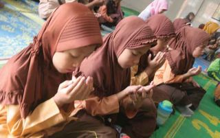 Siswa sedang khusuk berdoa.  (http://analisadaily.com)