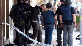 Seorang Pria berhasil diamankan pihak keamanaan dalam penyanderaan Sydney.  (radioaustralia.net.au)