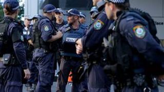 Ratusan polisi bersenjata lengkap mengepung kawasan di pusat kota Sydney.  (bbc.co.uk)