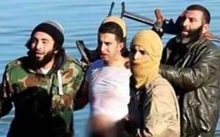 Pilot Yordania, Muath Safi Al-Kaseasbeh, dalam pengamanan personil ISIS. (akhbaar24.com)