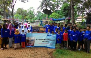 Yayasan Annas Fathin dan Yayasan Husnul Khotimah Bina Ummat menerima bantuan dari PKPU, Ahad (22/12)