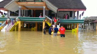 PKPU memberikan bantuan kepada korban banjir di Aceh Utara, Sabtu (28/12)