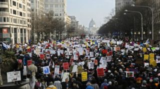 Ribuan orang berjalan dari Freedom Plaza ke gedung parlemen AS yang berjarak sekitar 2 kilometer (bbc)