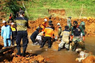 Para relawan sedang menormalisasi sungai akibat longsor, Banjarnegara (16/12). (pks.or.id)